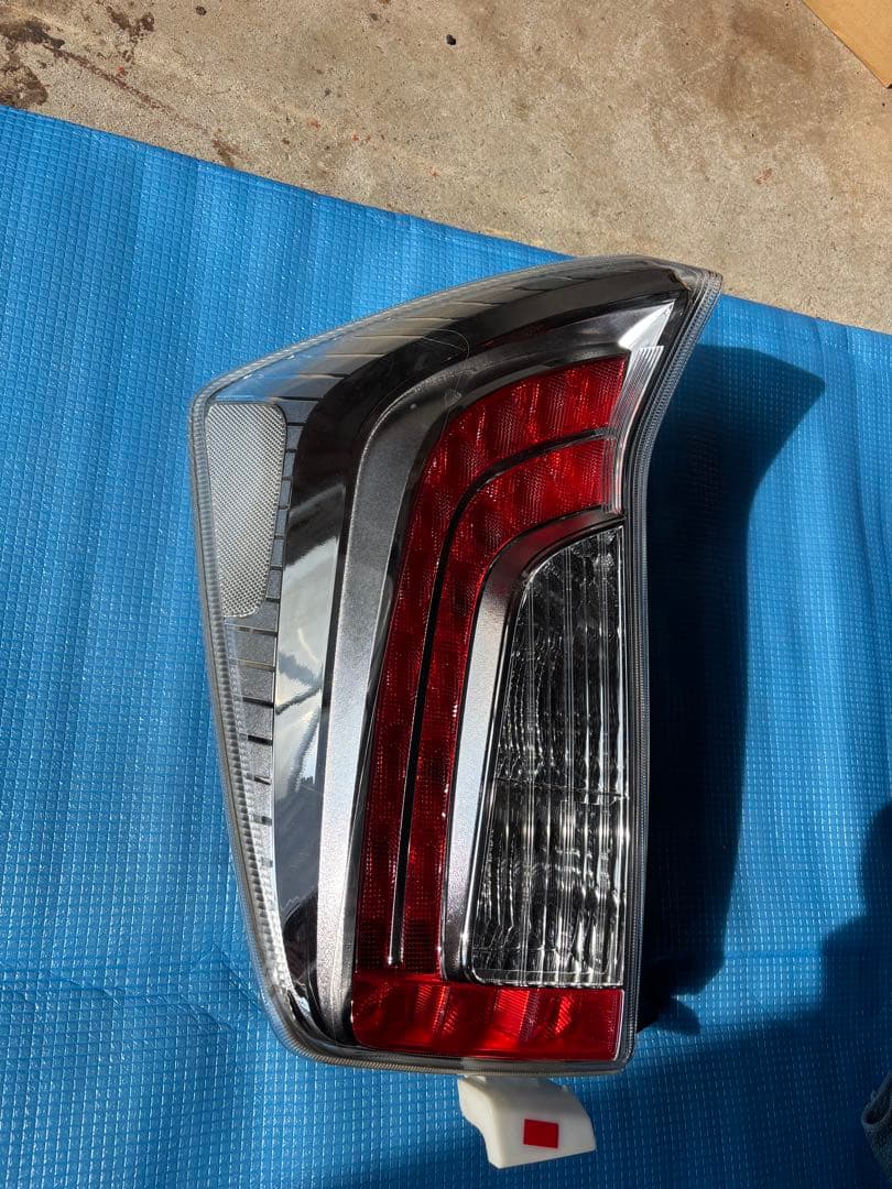 30プリウス 後期 純正テール（左側）