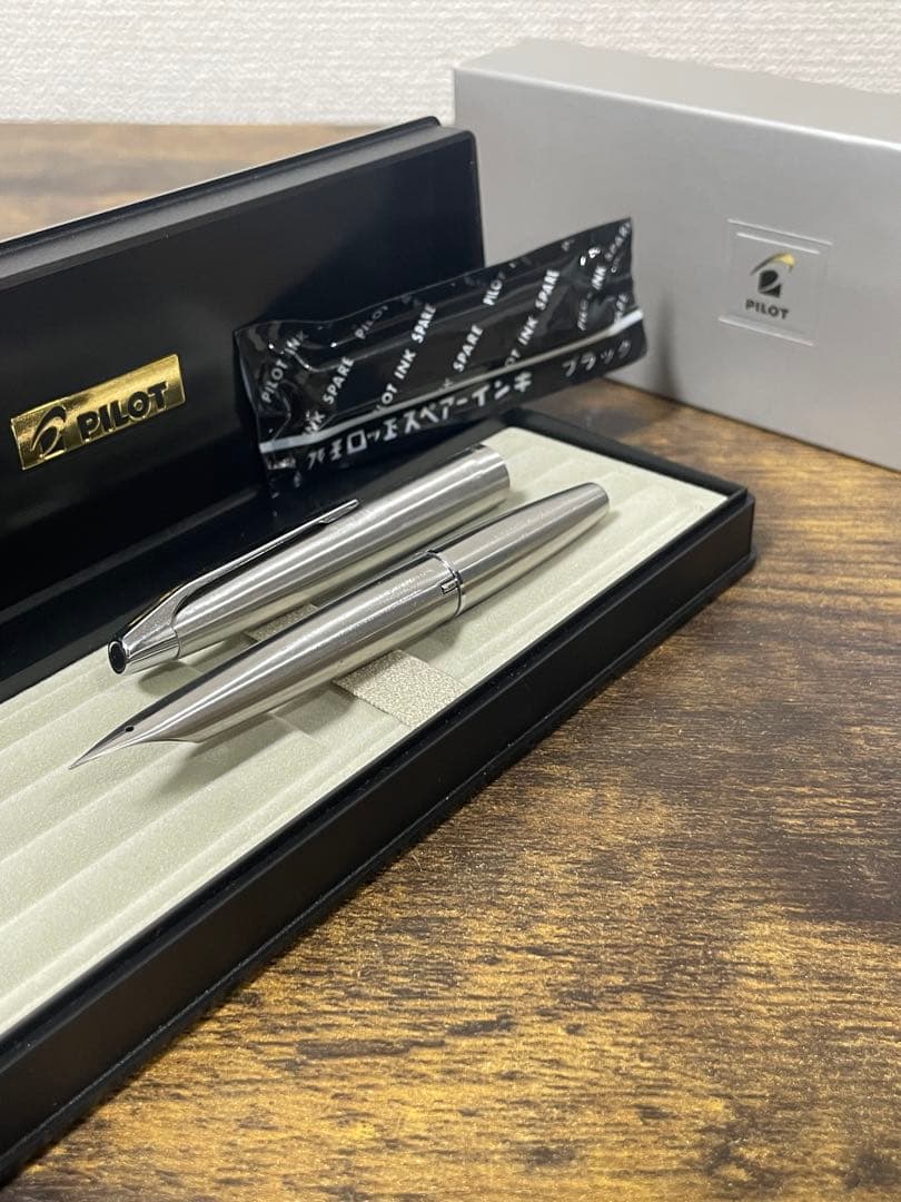 未使用に近い　1973年製　ペン先軸一体型　細字　ミュー　万年筆　備品付き