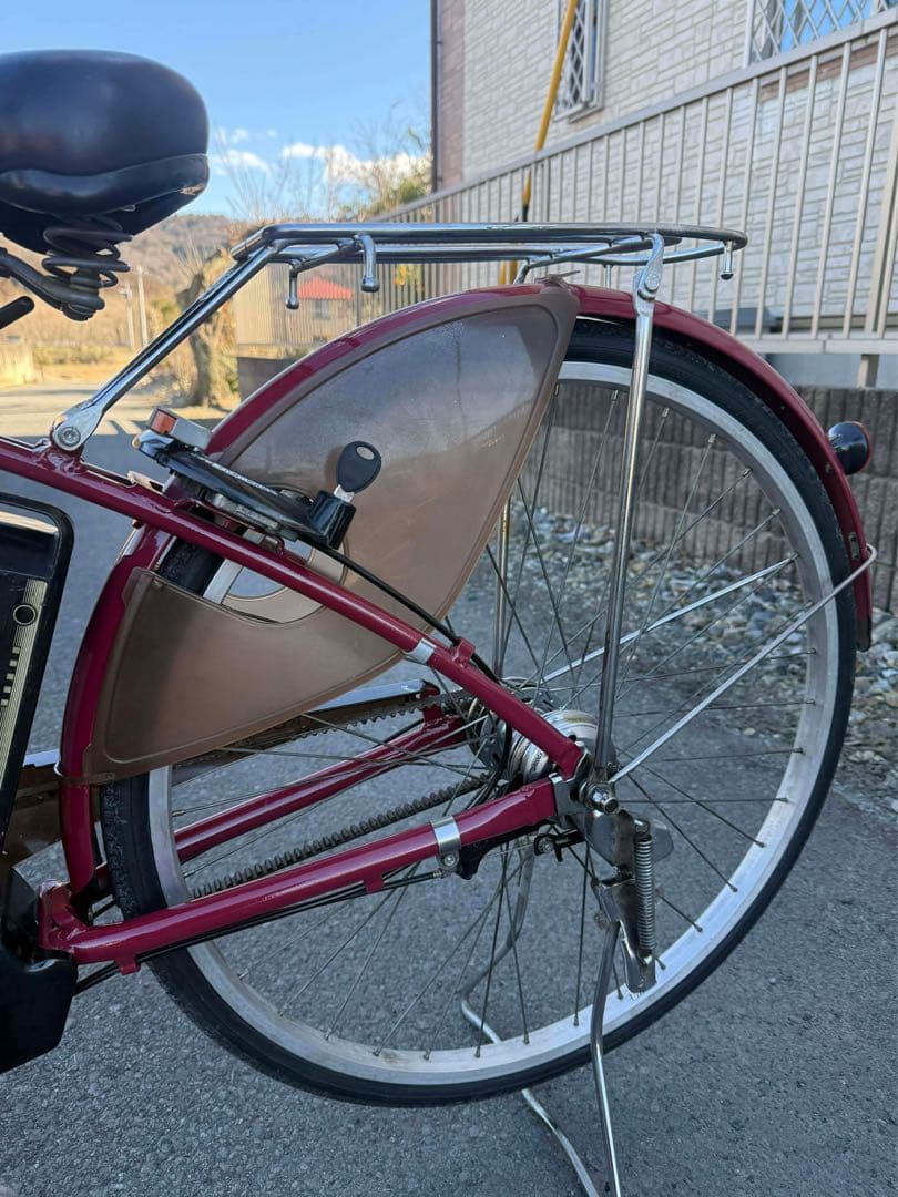 赤い電動アシスト自転車 シティタイプ