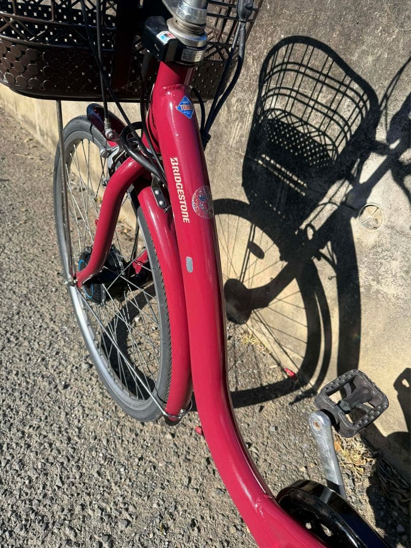 赤い電動アシスト自転車 シティタイプ