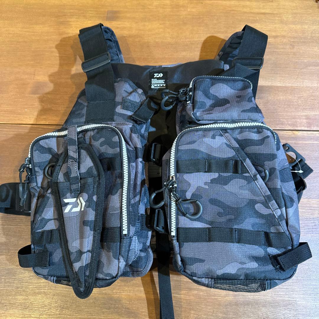 ダイワ　迷彩フィッシングベスト 耐水性 2ポケット