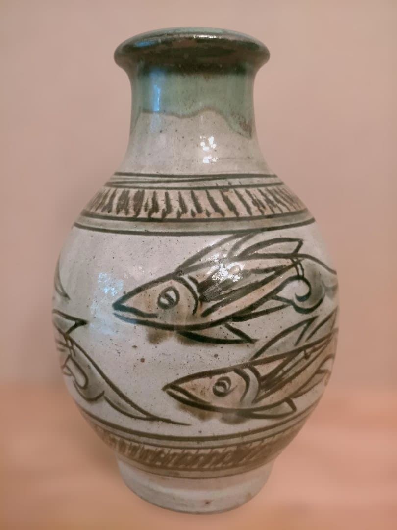 金城次郎さん　魚7匹描かれた壺