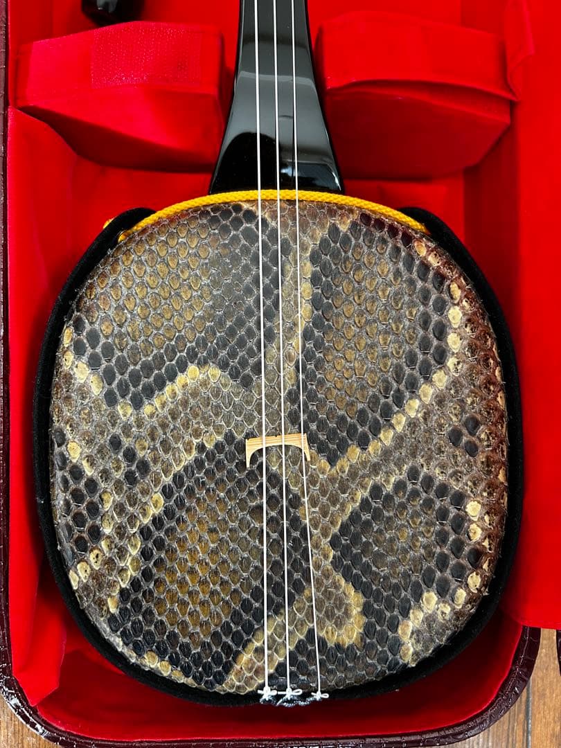 三線本体 沖縄 蛇皮 宮古木工芸 与儀栄功 氏　ハードケース他付属品付き