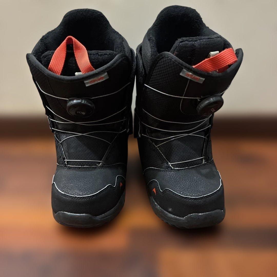 BOAシステム付き子ども用スノーボードブーツ