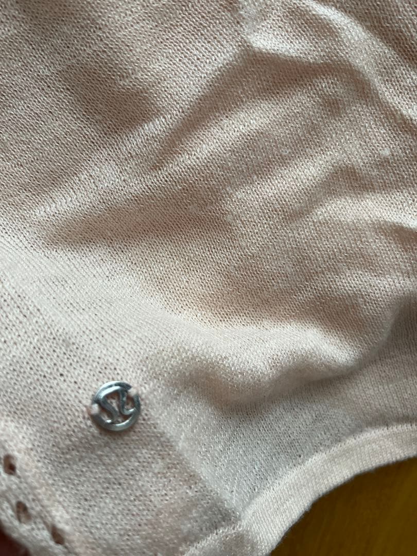 【新品未使用】ルルレモン　Vネックトップス　薄ピンク