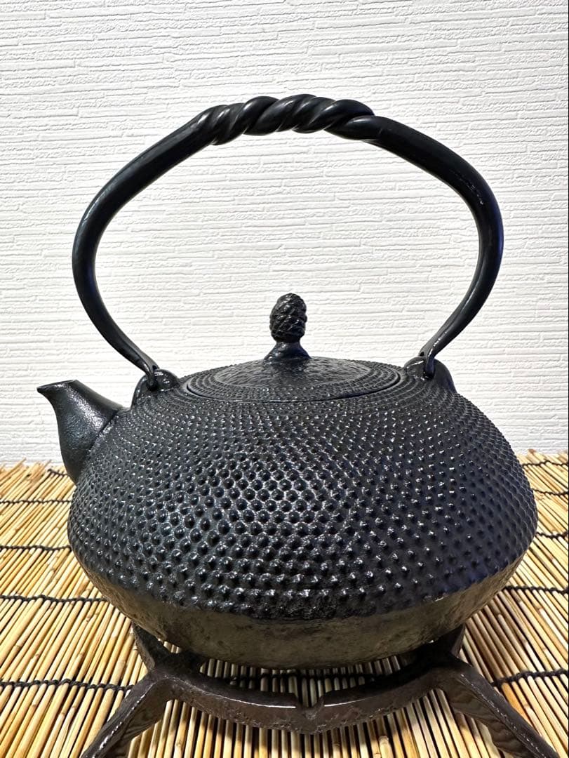 未使用品、保管品　南部名工金秀 及春鋳造捻鉉算盤形アラレ南部鉄瓶　南部鉄器　鉄瓶