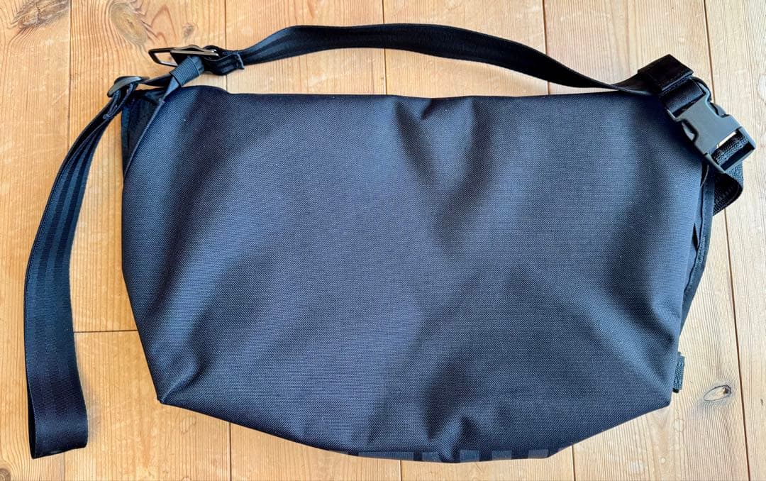 Chrome メッセンジャーバッグ シンプル メッセンジャー 12L 防水