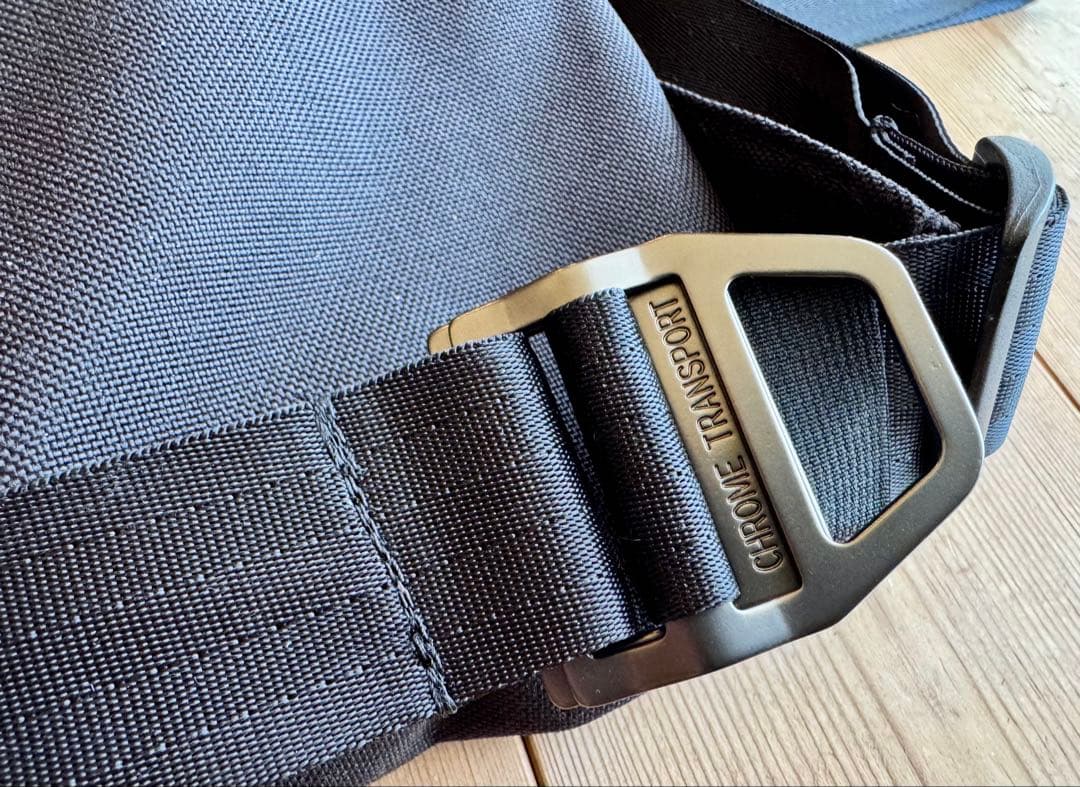 Chrome メッセンジャーバッグ シンプル メッセンジャー 12L 防水