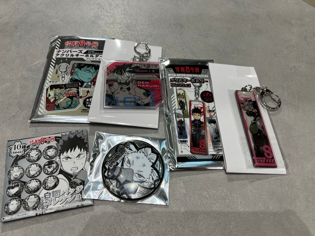 怪獣8号展 鳴海弦　メタル/アクリルキーホルダー　白銀バッジコレクション