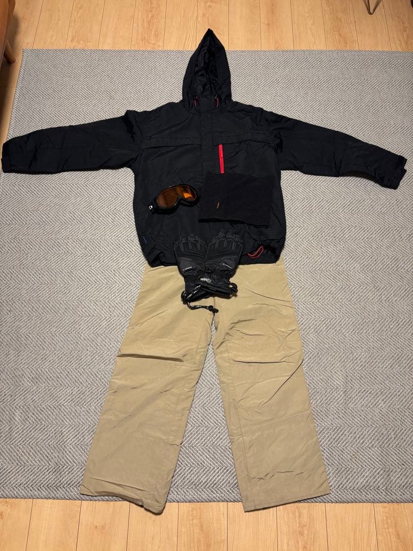 スノーボードウェアセット（黒ジャケット・ベージュパンツ・ゴーグル・グローブ）