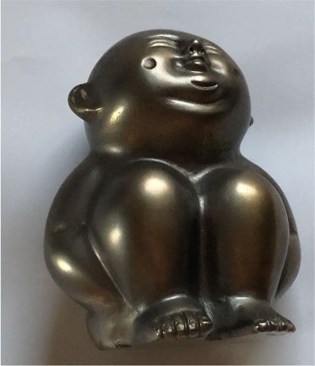 金属製　しゃがみ込むエクボのある子供像　箱付き