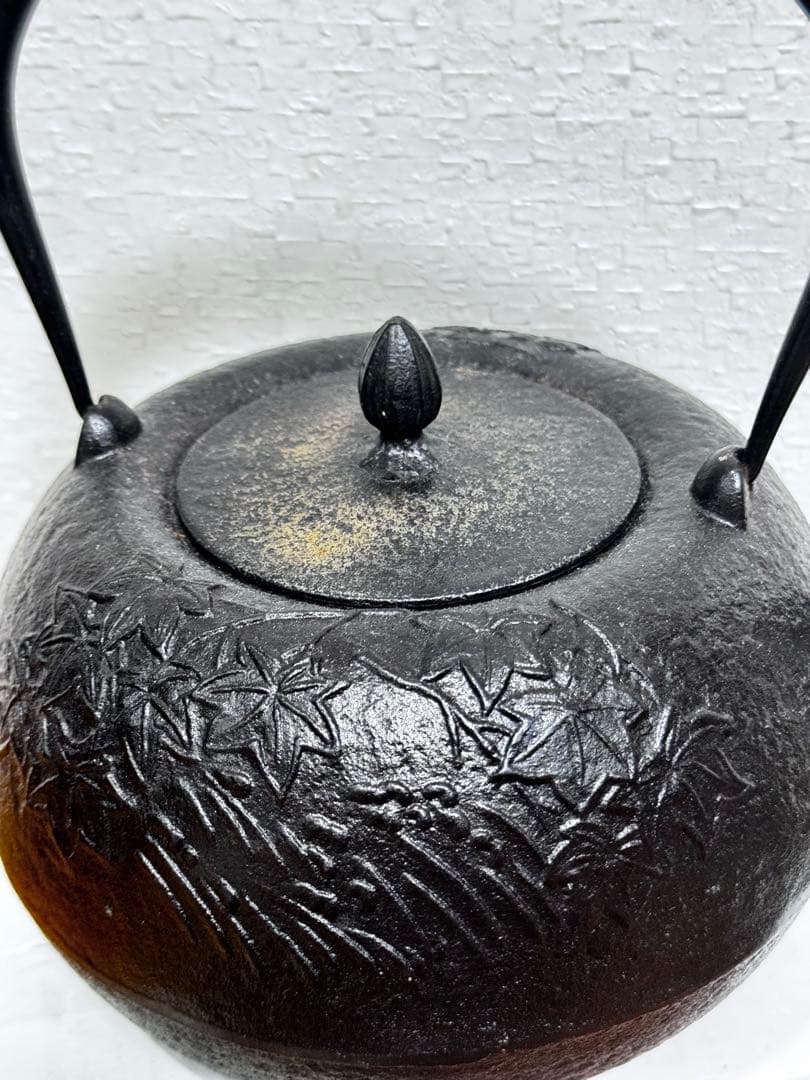 鉄瓶やかん, 製 黒い急須 葉の模様