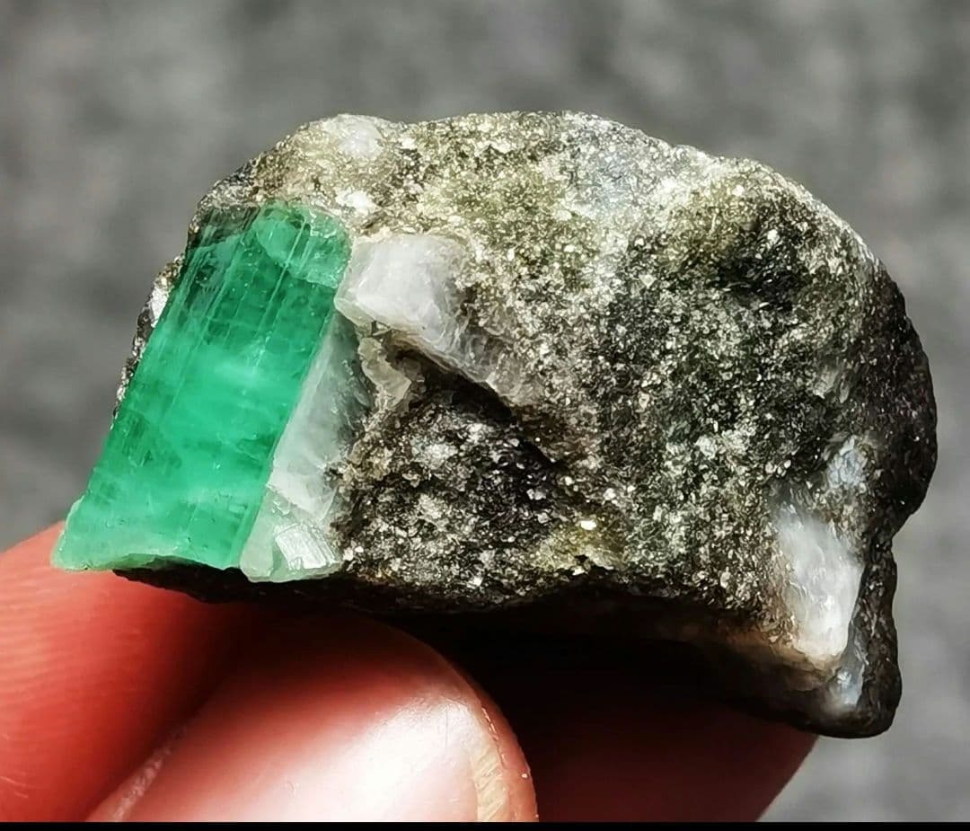 エメラルド ミネラル 鉱石 鉱物 原石 母岩付き