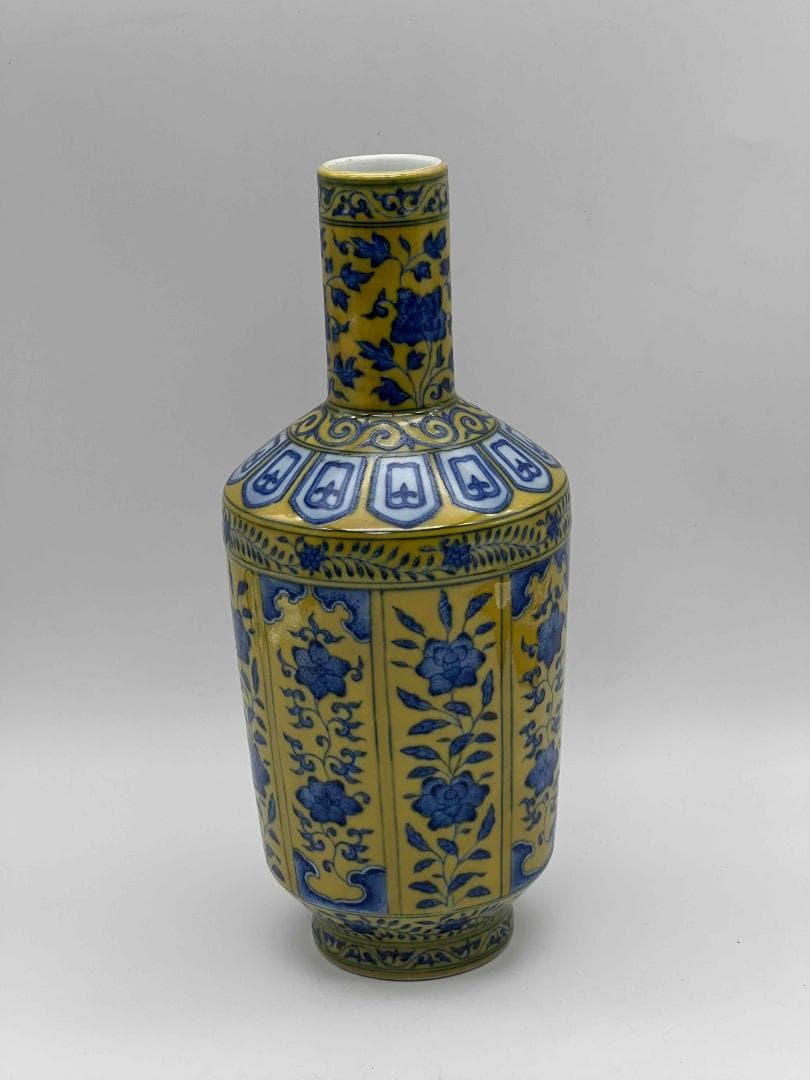 清乾隆時代　【大清乾隆年製】在銘　黄釉染付四季花草文八方長頸瓶(E-79)