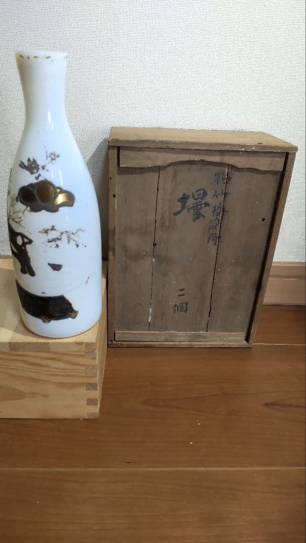 明治16年 (1883年) 松竹梅 染付 乳白色 壜(びん)1個 共箱