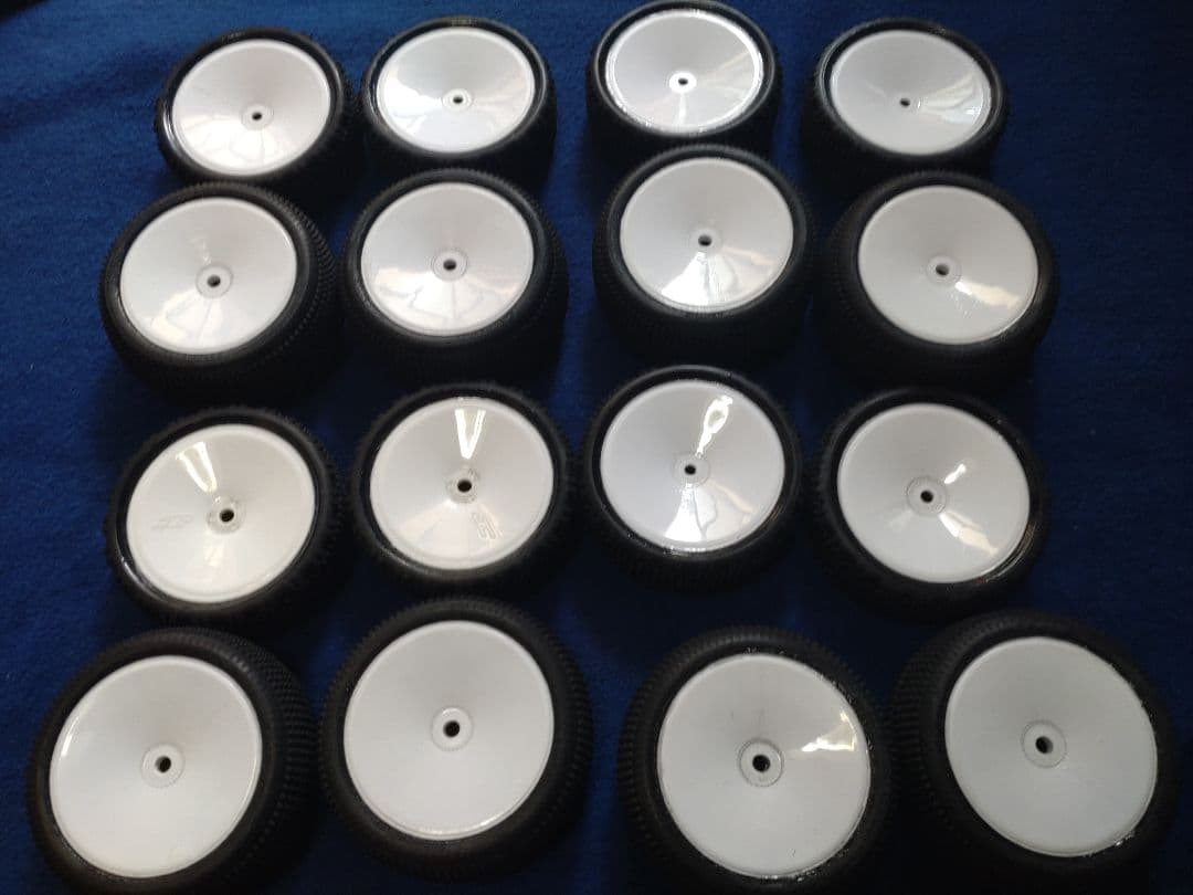 ラジコンバギー、2WD用カーペットタイヤ4台分