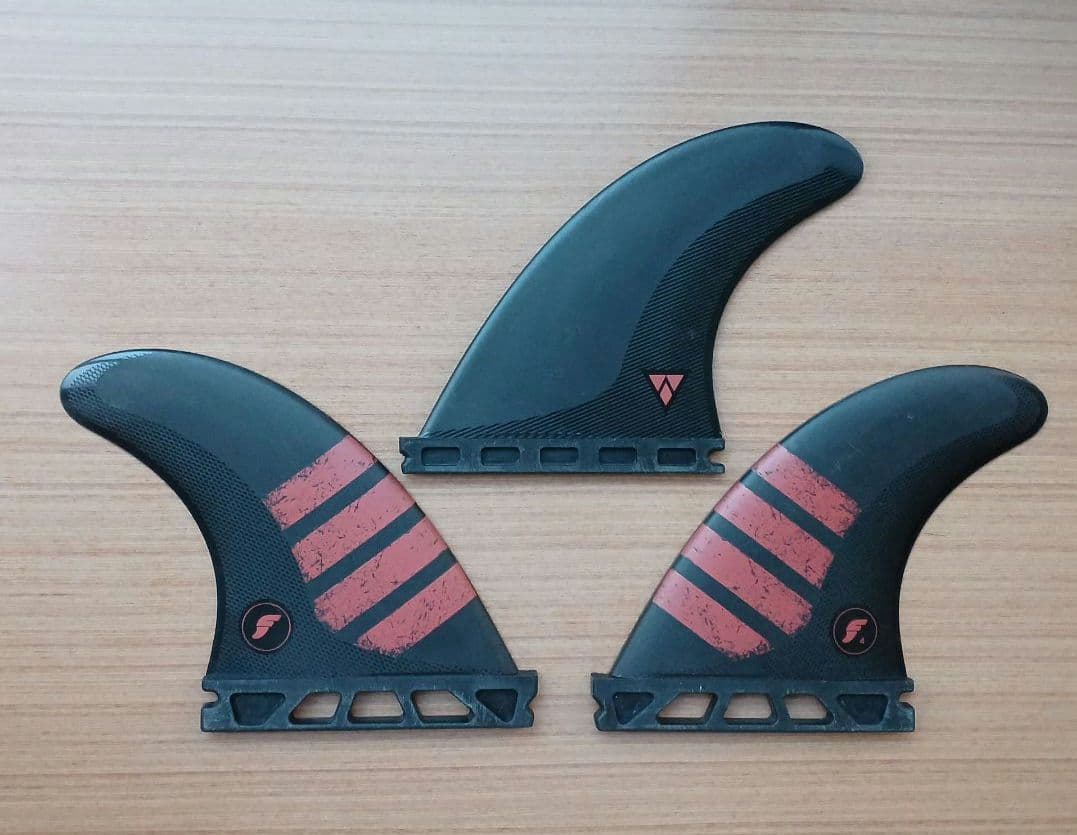 フューチャーフィン ALPHA 5.5 F4 CARBON　RED　トライフィン