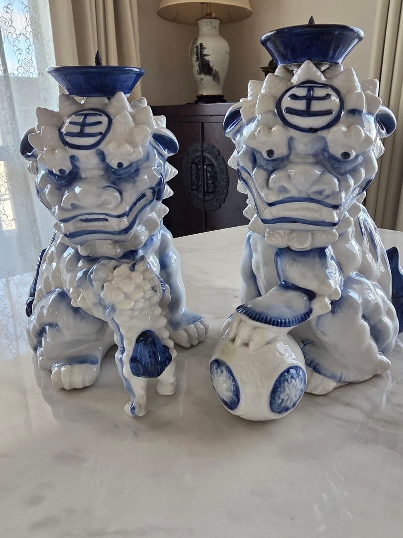 シノワズリ青白陶器 獅子蝋燭立て