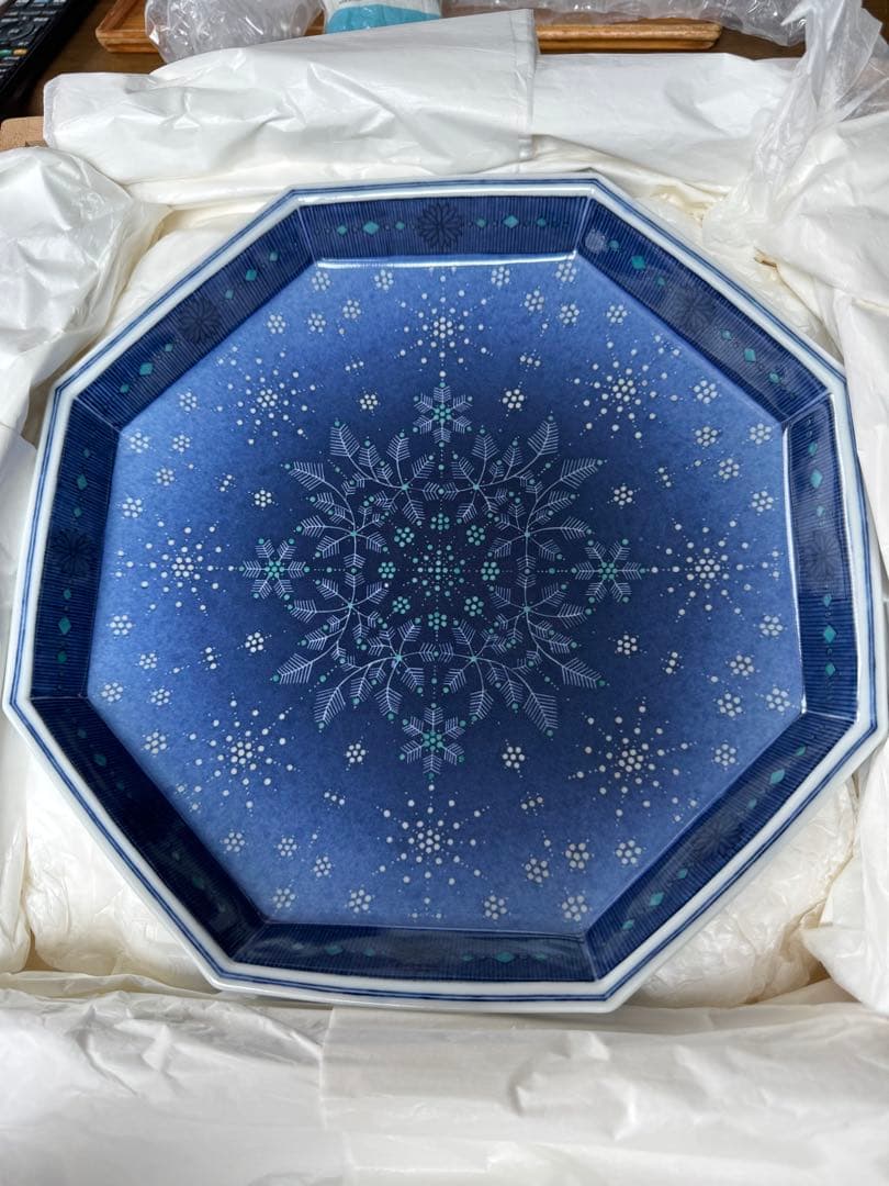 人間国宝　十四代　今泉今右衛門　色絵吹墨墨はじき雪文額皿