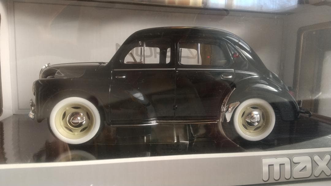 1/18 NOREV Renault ルノー 4CV 1954年 ブラック