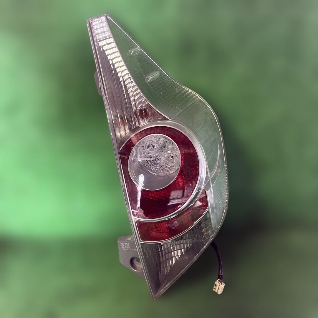 トヨタアクア NHP10 純正 右 テールランプ