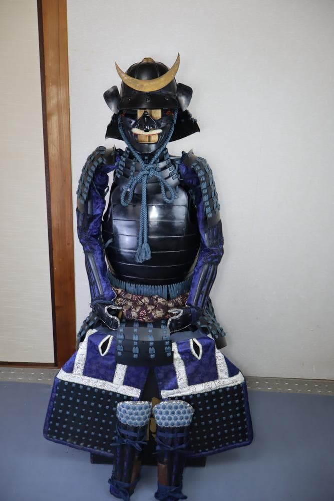 キ*ー様 大人が着用可能な甲冑一式／青糸威・黒塗胴・月形前立兜／送料込み