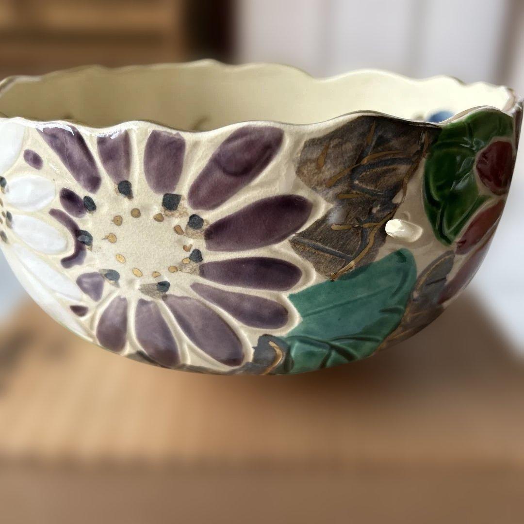 赤と緑の花模様の菓子鉢