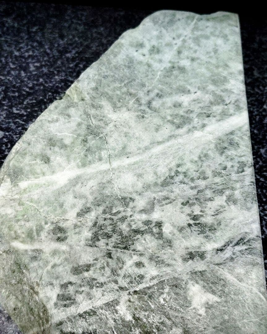 ★翡翠原石★糸魚川硬玉【姫川・転石・川ズレ・スライス0.6kg】