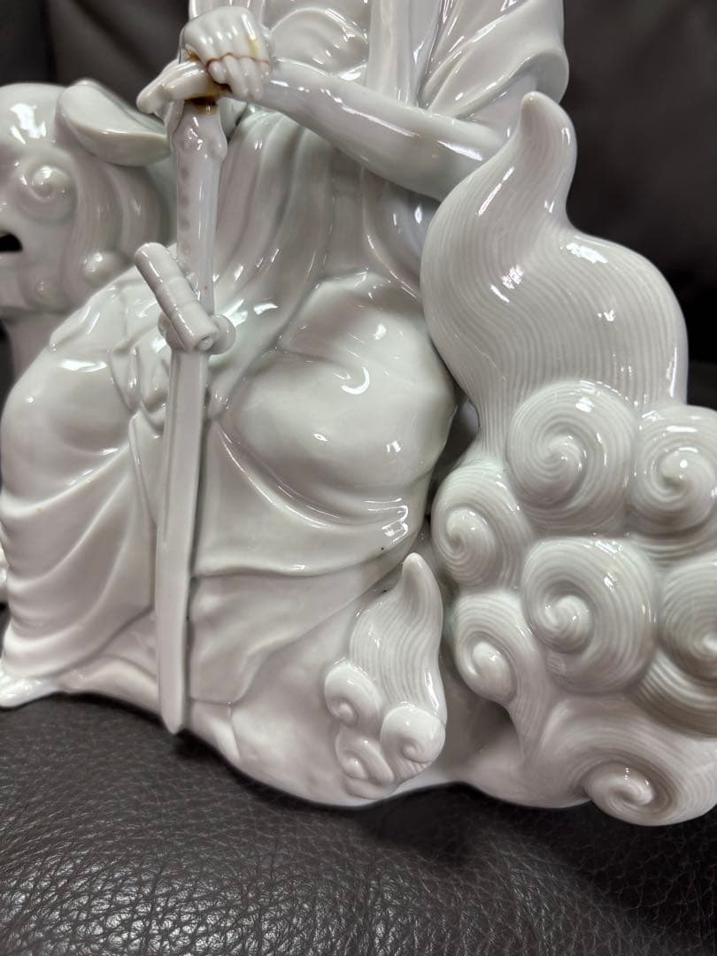 獅子　置物　獅子に乗った観音様