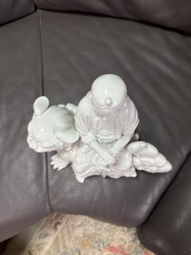 獅子　置物　獅子に乗った観音様