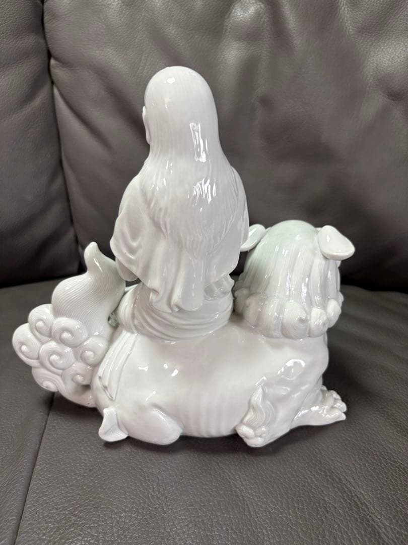 獅子　置物　獅子に乗った観音様