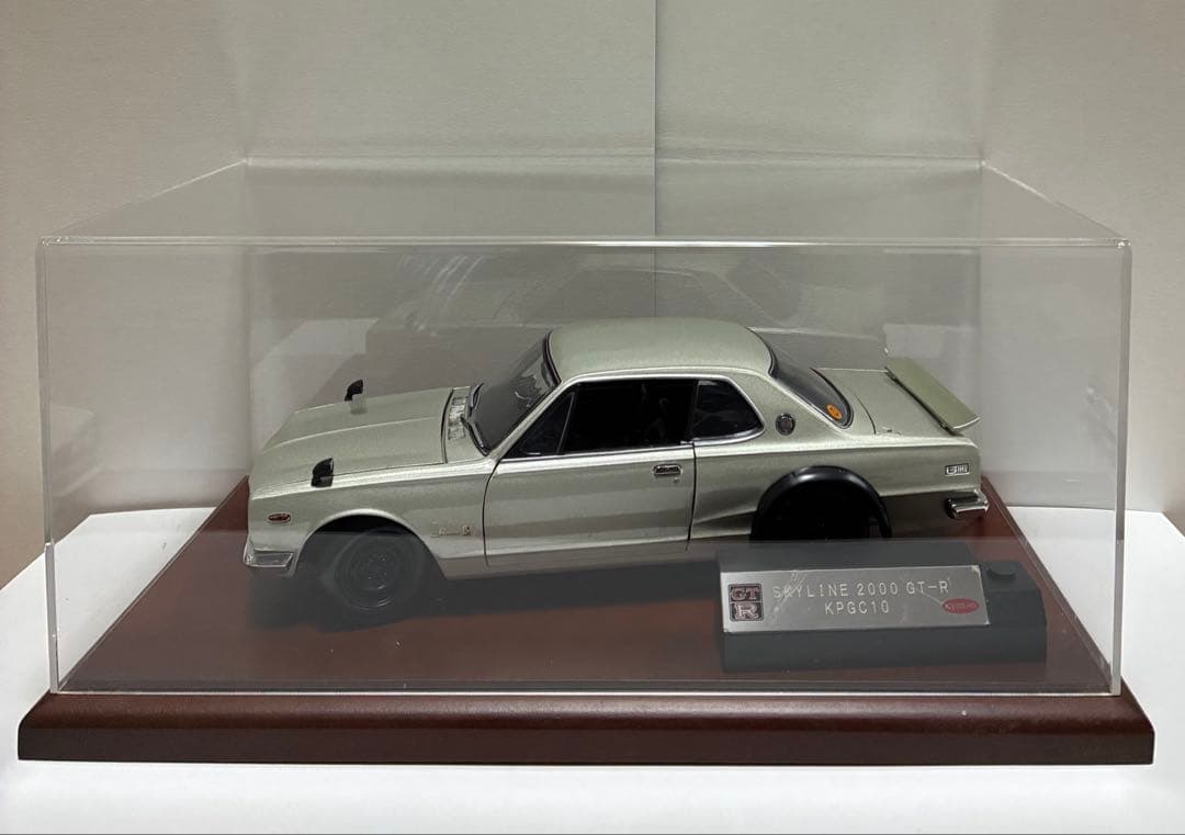 現状品　京商　1/18 スカイライン 2000GT-R KPGC10 ライト点灯