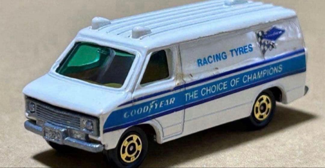 日本製 トミカ シボレー シェビーバン