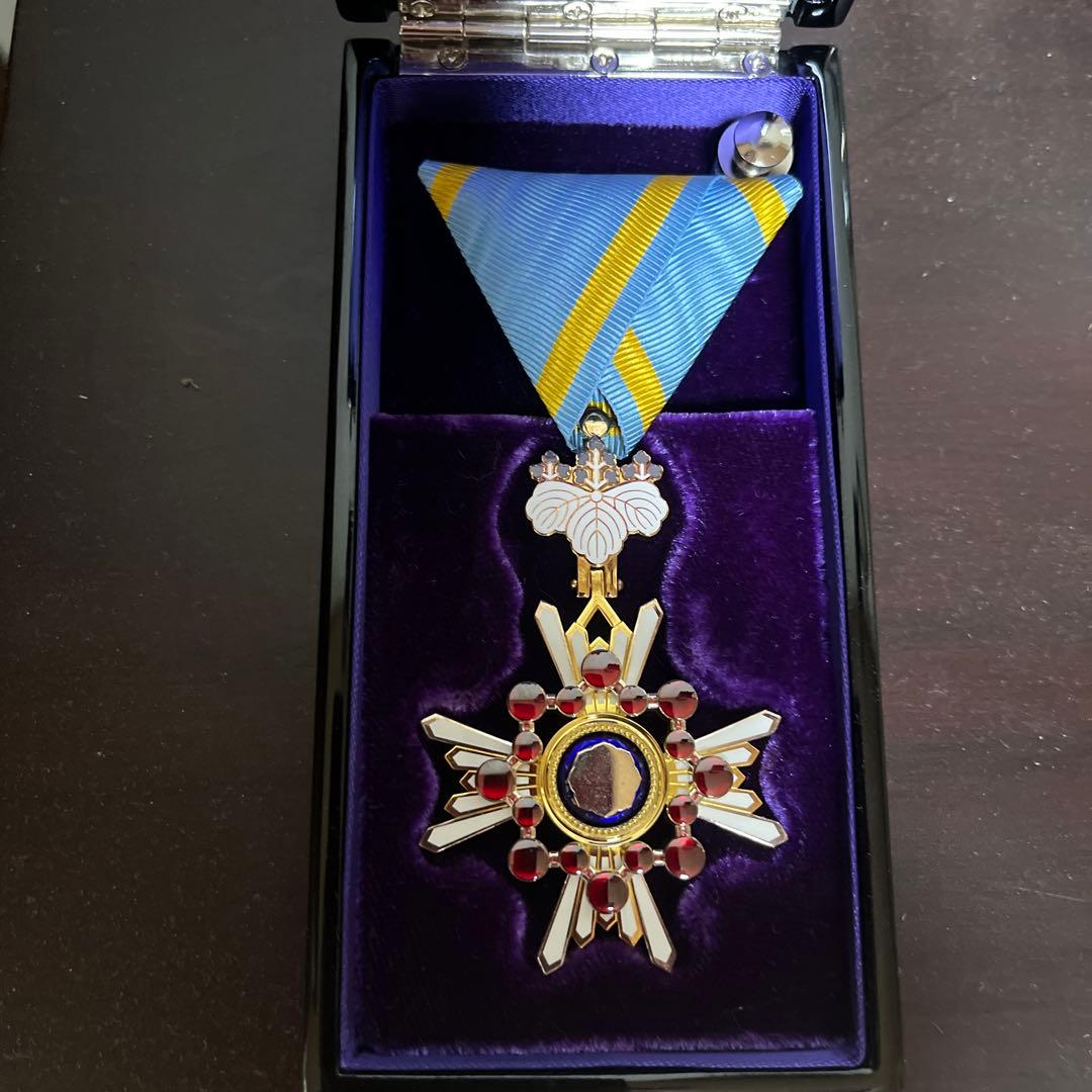 日本国天皇　瑞賓光章　　内閣総理大臣　安倍晋三