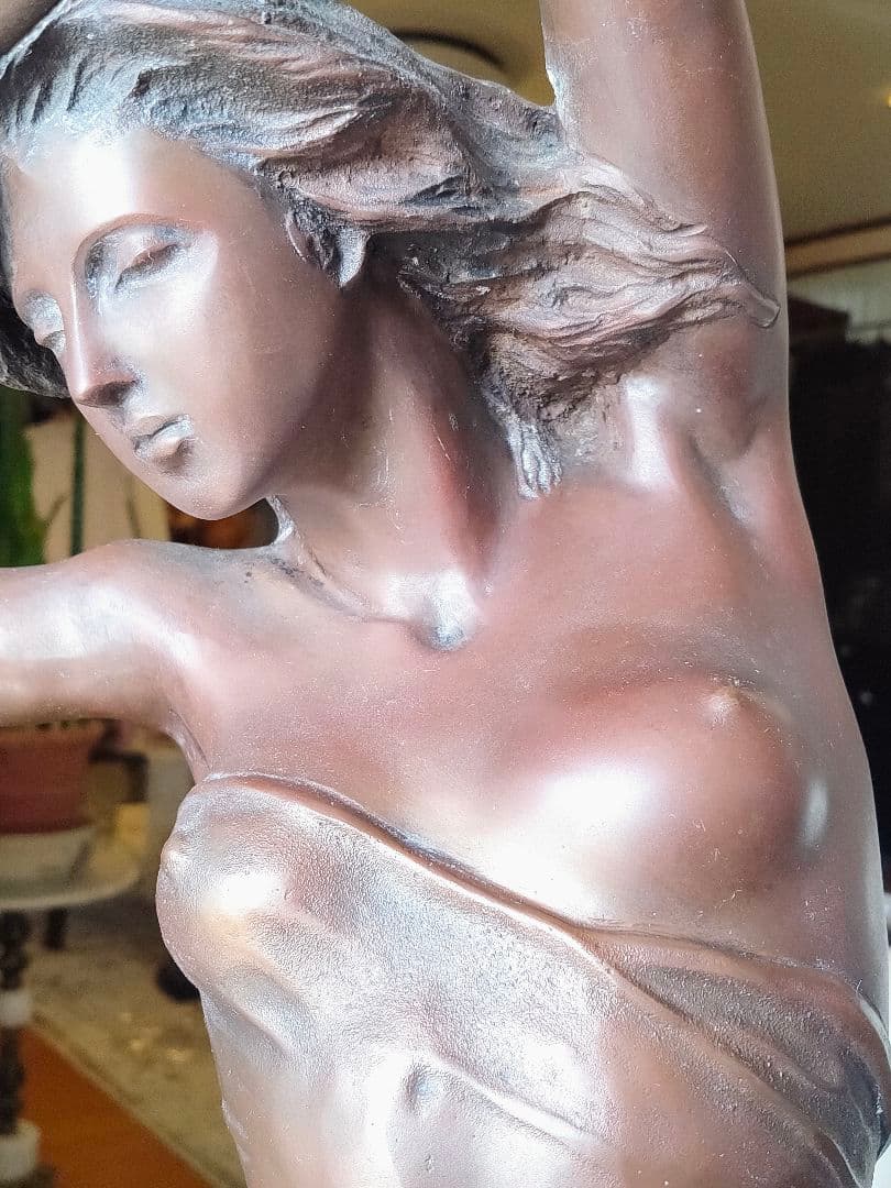 セミ・ヌードブロンズ像高さ約98cm