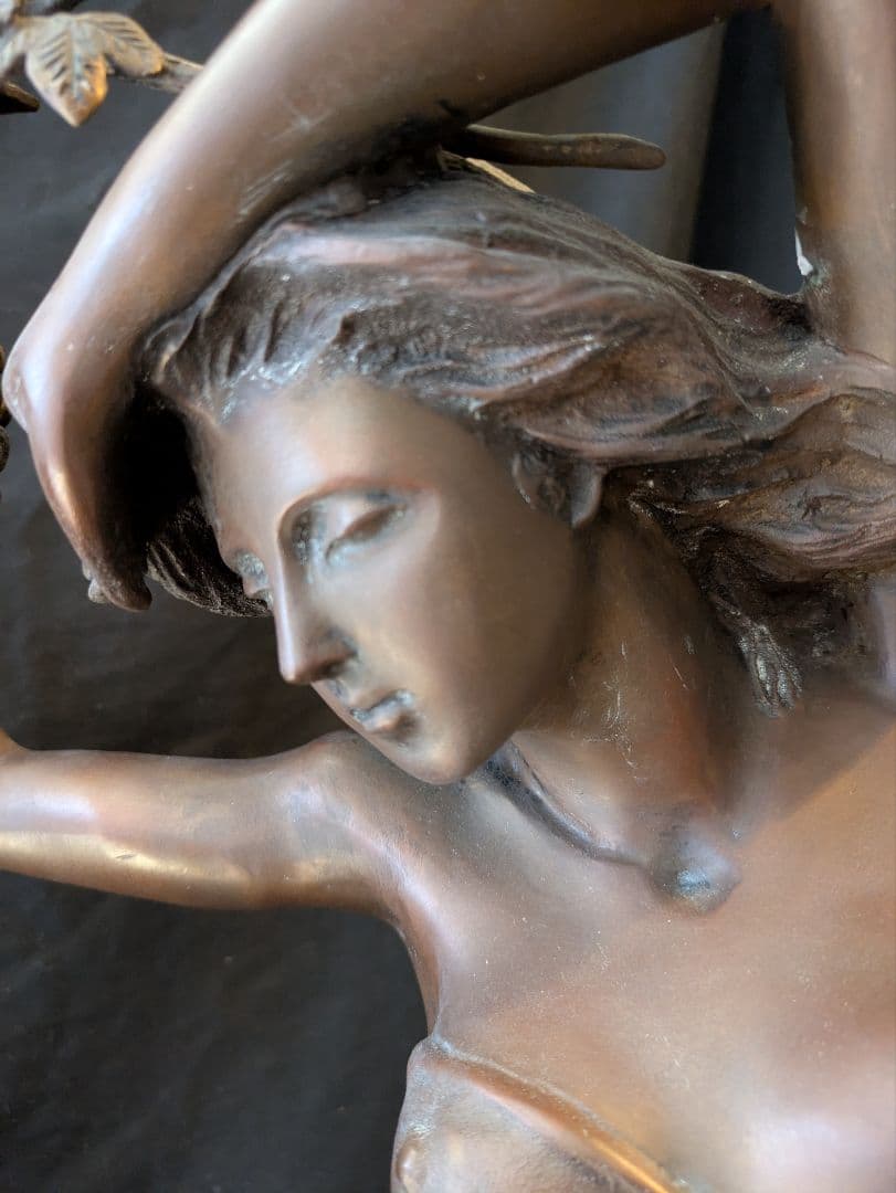 セミ・ヌードブロンズ像高さ約98cm