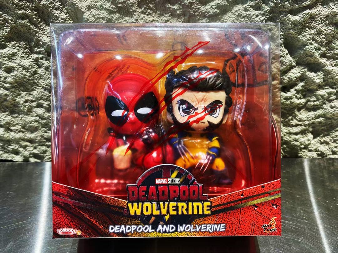 ホットトイズ コスベイビー デッドプール&ウルヴァリン on sofa