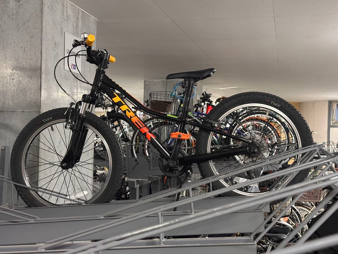 Trek キッズバイク 20インチ 黒/オレンジ