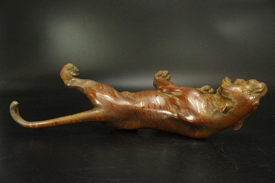 虎 置物 玉眼 銅製 躍動感(メ1339)