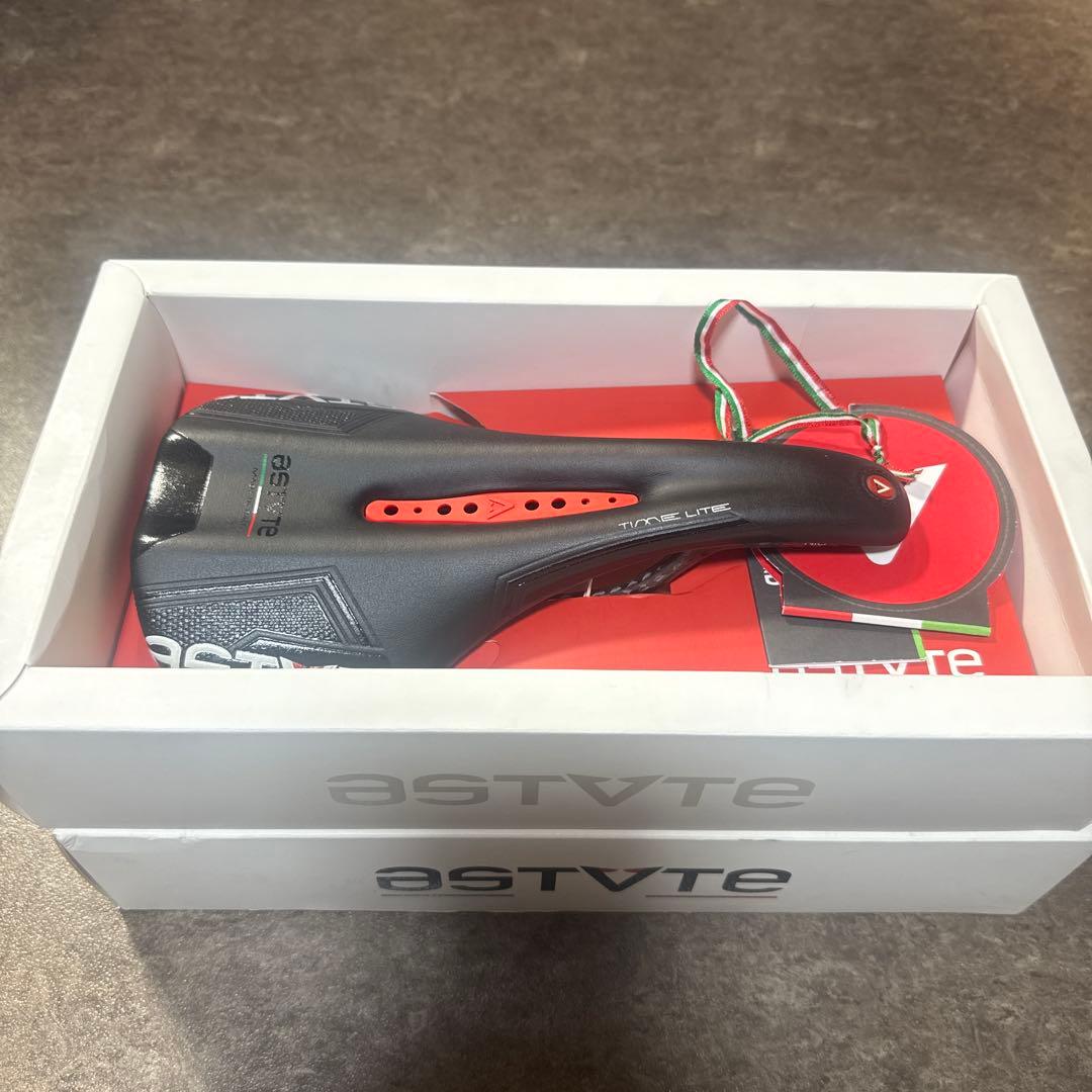 astvte サドル ブラック/レッド 箱付き