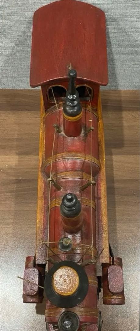 サイドのモデルウッドの列車の機関車