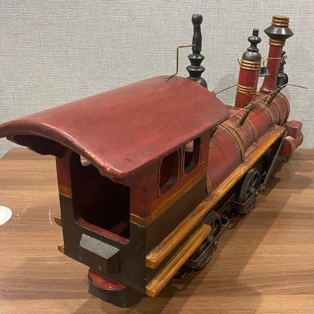 サイドのモデルウッドの列車の機関車