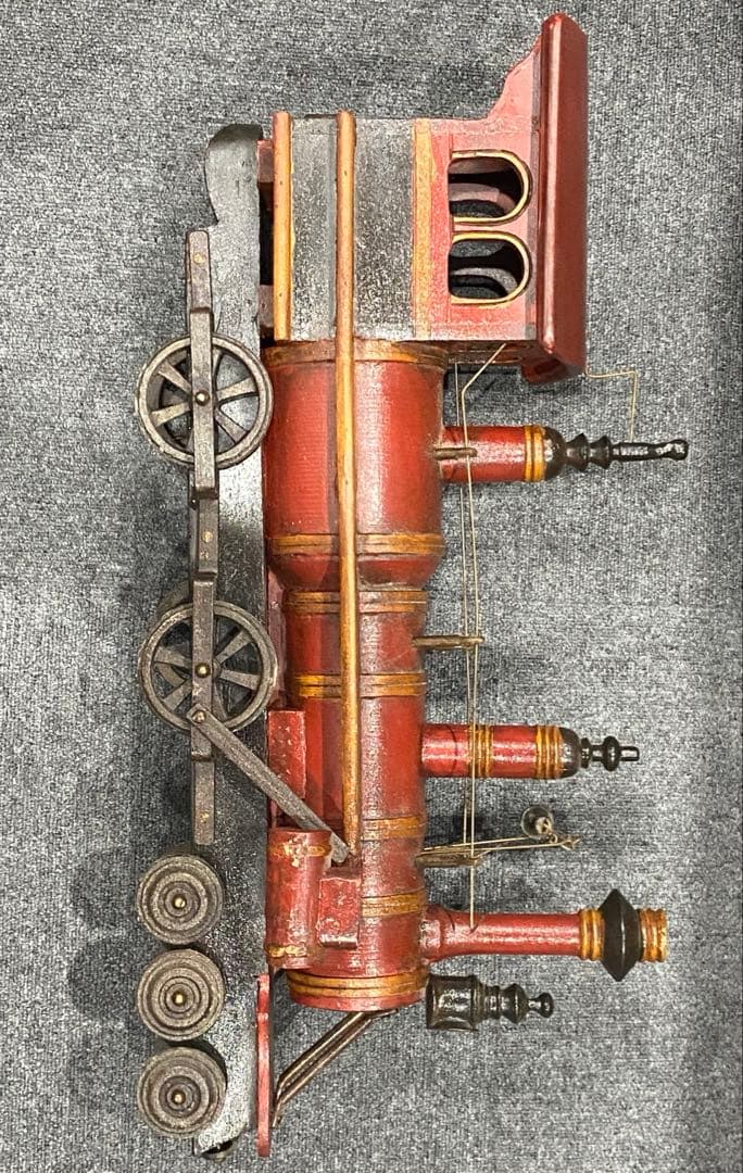 サイドのモデルウッドの列車の機関車