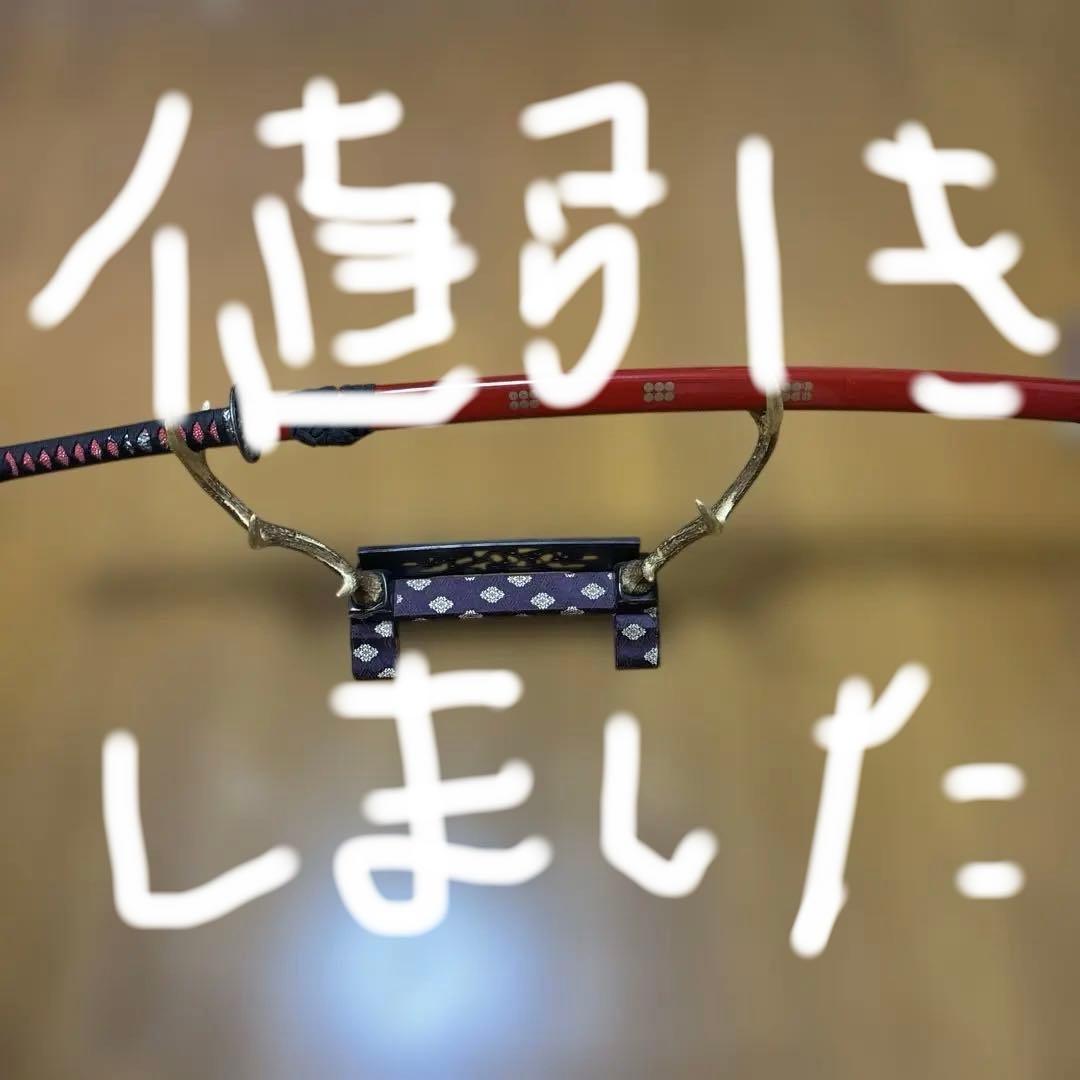 赤い刀 金色の鍔 紫色の台座