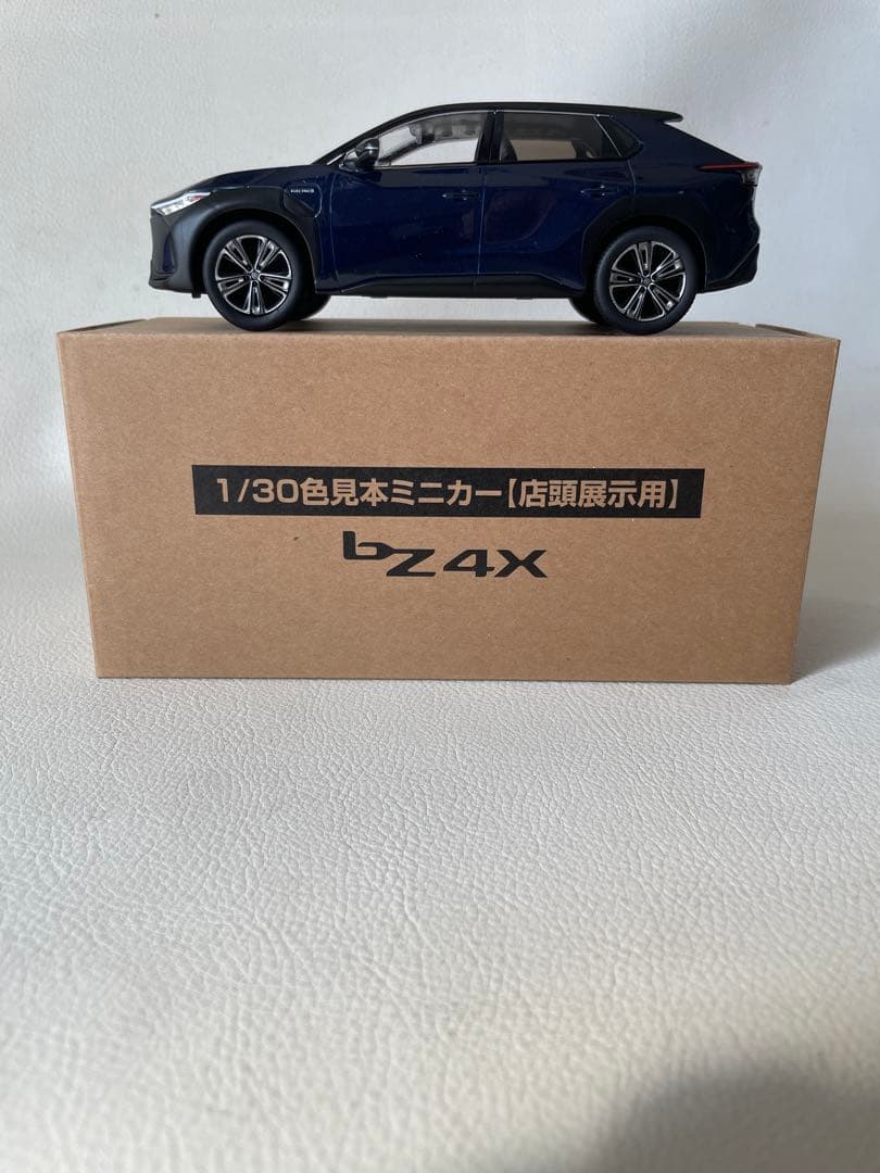 トヨタ bZ4X ⑤ 2MT 202 ブラック × 8S6 ダークブルーマイカ