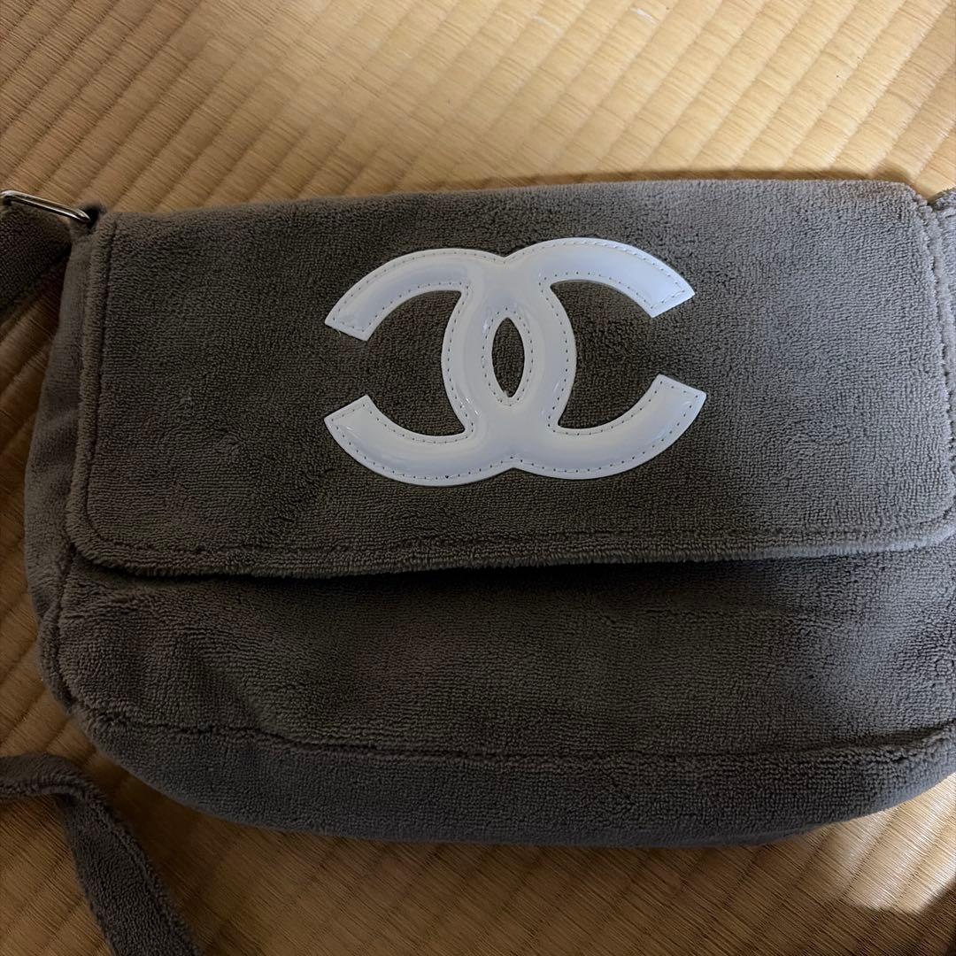 CHANEL グレー ロゴ バッグ