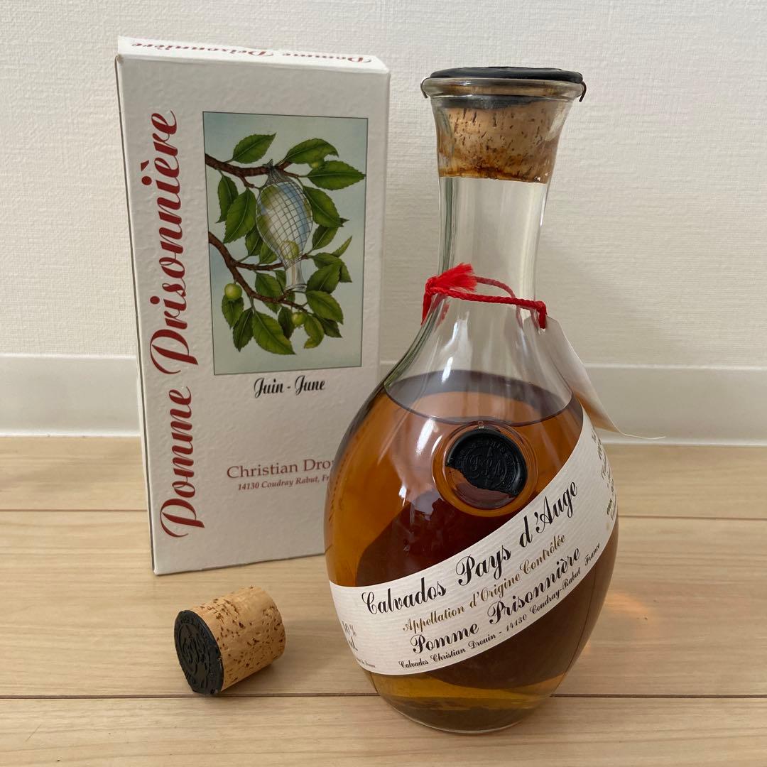 リンゴが丸ごと入ったカルヴァドス　クール・ド・リヨン　ポム・プリゾニエール