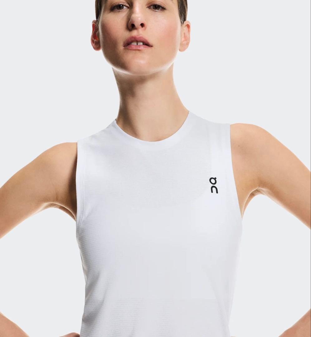 【新品】 on テニスLサイズ 白タンクトップ イガシフィオンテク 全豪オープン