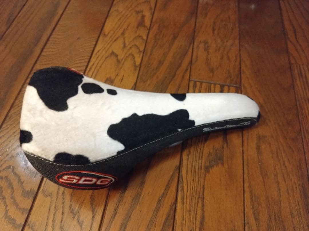 SDG サドル 牛柄　未使用美品