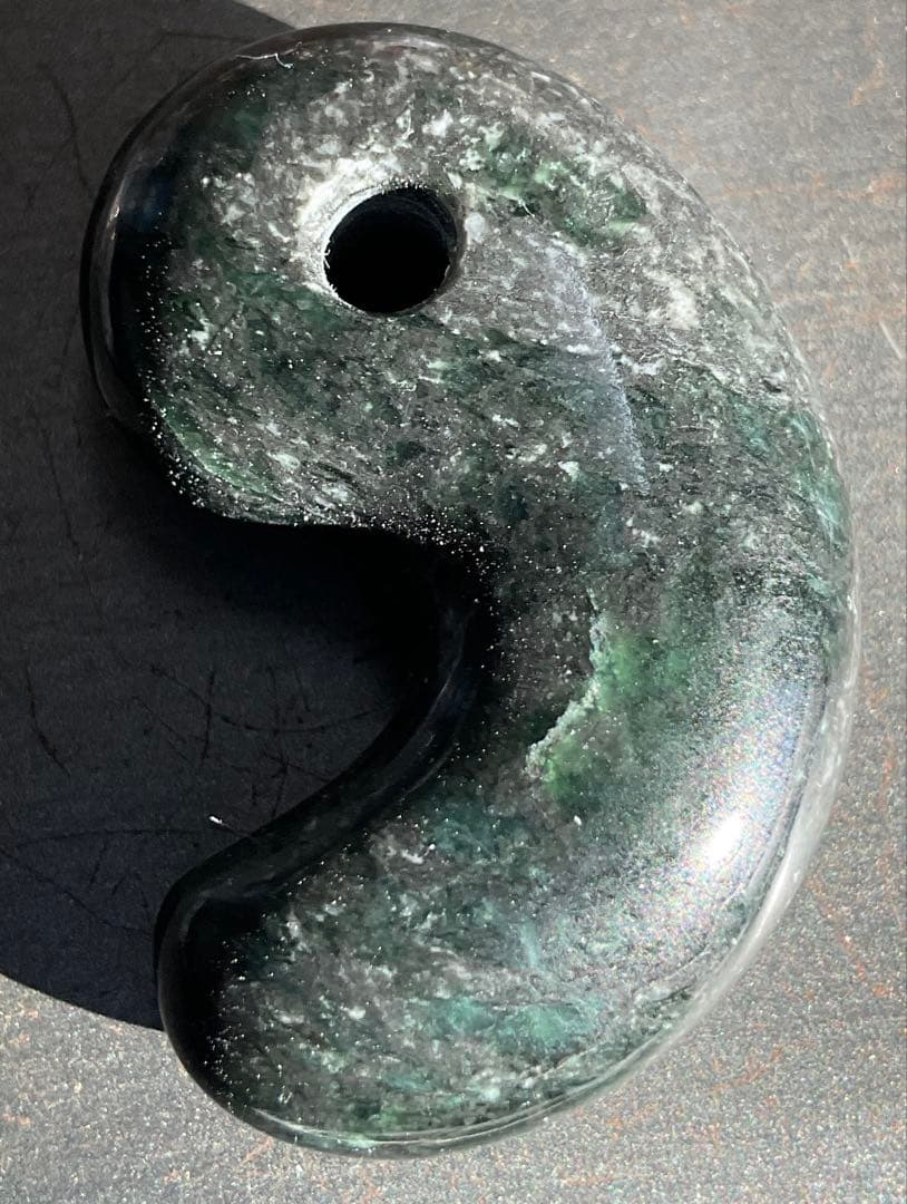 黒緑色　糸魚川翡翠勾玉17g 糸魚川　ヒスイ　ひすい　角閃石　出雲大社